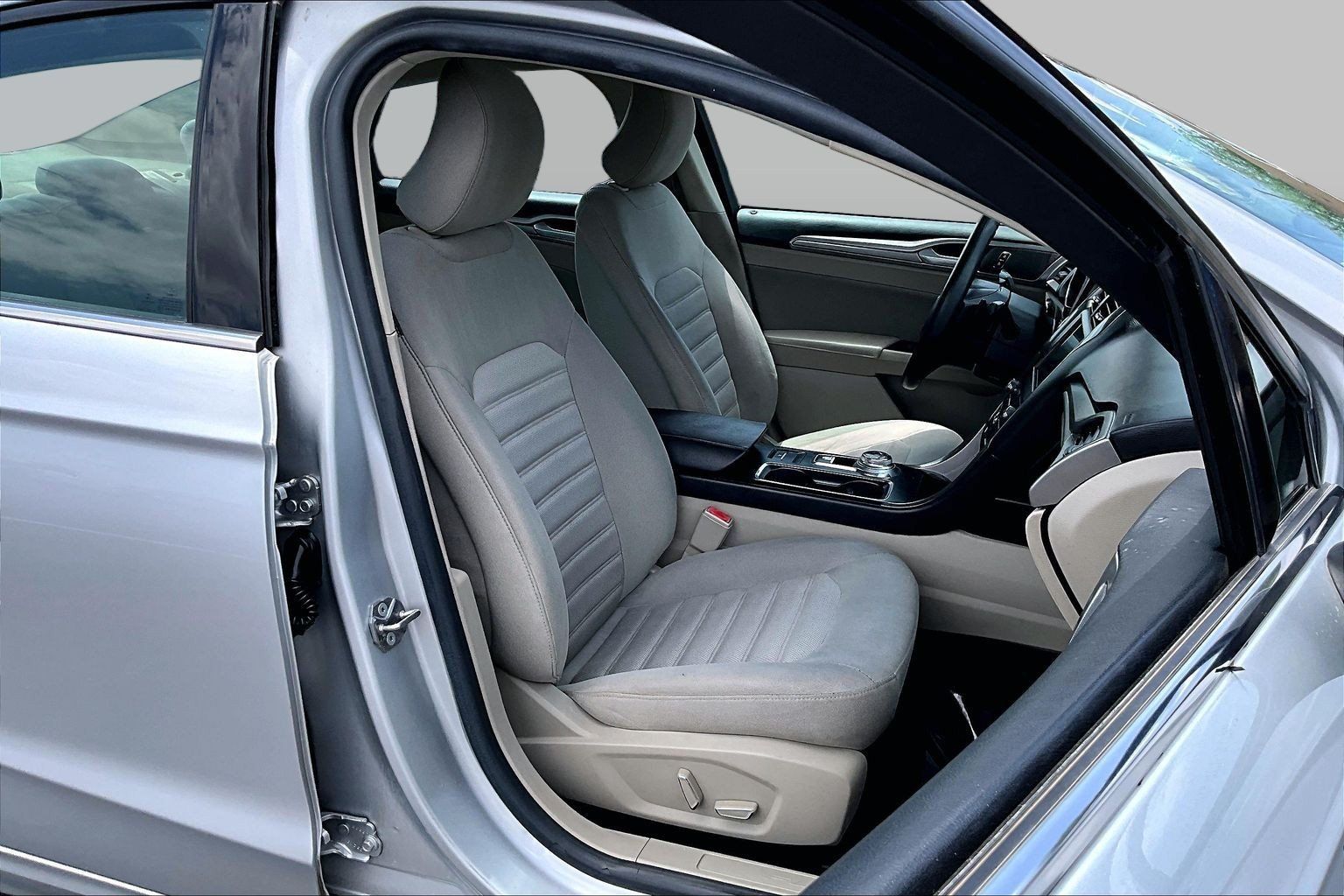 Used 2019 Ford Fusion SE FWD image 7