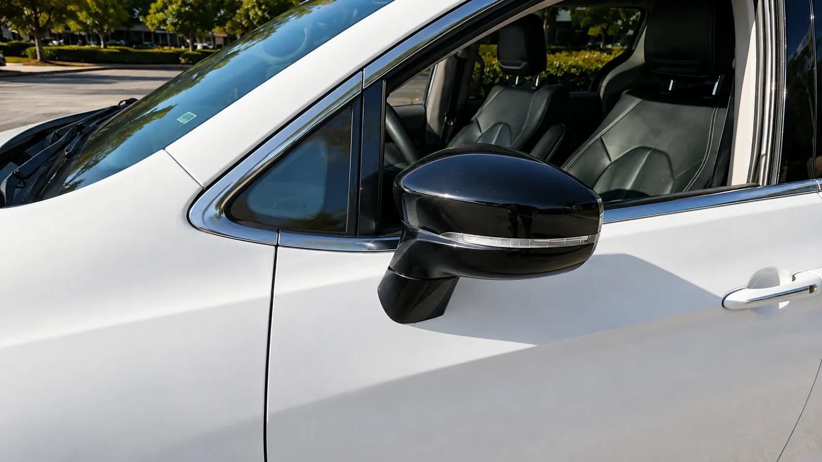 Used 2024 Chrysler Pacifica Touring-L FWD image 9