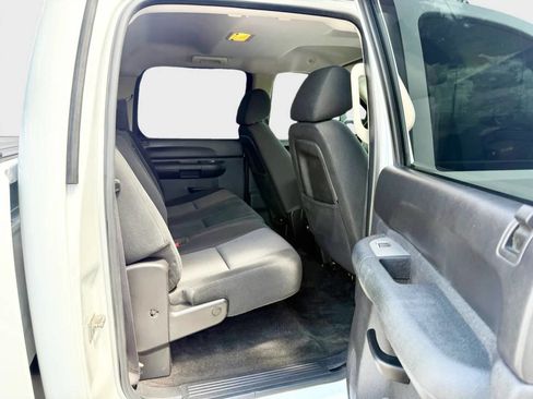 Used 2011 Chevrolet Silverado 2500 LT w/ Interior Plus Package AWD/4WD image 18