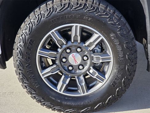 Used 2025 GMC Sierra 1500 AT4 image 9