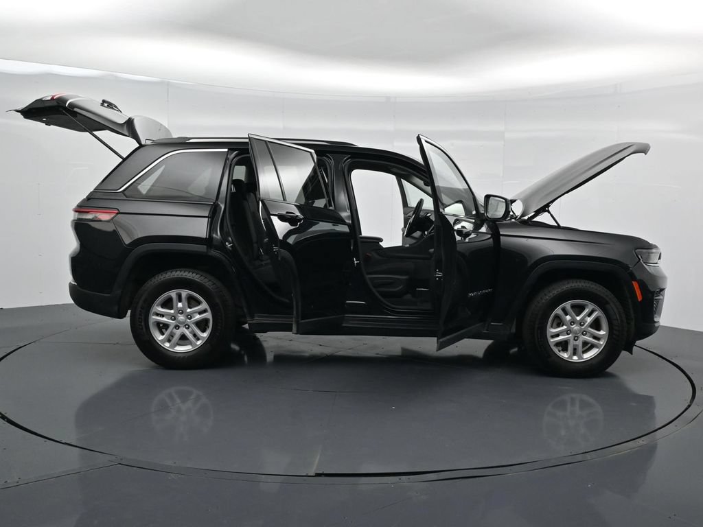 Used 2023 Jeep Grand Cherokee Laredo RWD image 40
