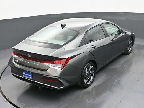 Certified 2025 Hyundai Elantra Sport image 41