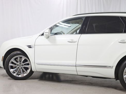 Used 2017 Bentley Bentayga image 13