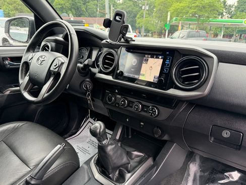Used 2017 Toyota Tacoma SR AWD/4WD image 31