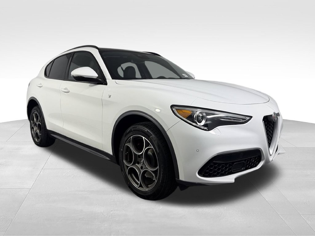 Used 2023 Alfa Romeo Stelvio Ti w/ Active Assist Plus Package AWD/4WD image 4