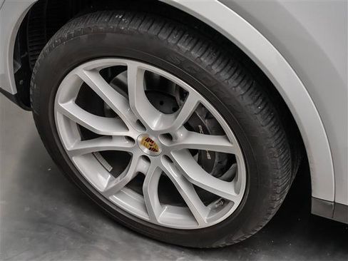Used 2023 Porsche Cayenne Platinum Edition image 15