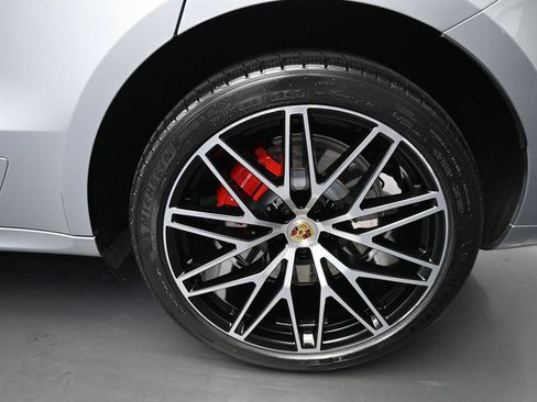 Certified 2024 Porsche Macan GTS AWD/4WD image 9