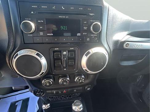 Used 2011 Jeep Wrangler Unlimited Sahara AWD/4WD image 16