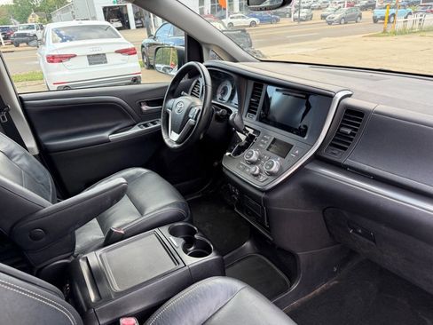 Used 2017 Toyota Sienna SE Premium image 6
