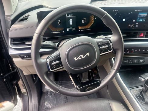 Used 2025 Kia Carnival FWD image 12