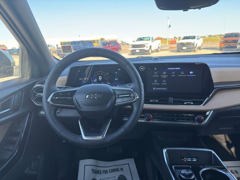 Used 2025 Chevrolet Equinox ACTIV w/ Safety and Technology Package image 11