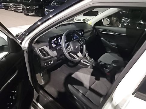 Certified 2024 Kia Seltos LX image 10