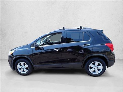 Used 2018 Chevrolet Trax LT w/ LT Convenience Package FWD image 2
