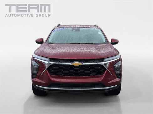Used 2025 Chevrolet Trax LT w/ LT Convenience Package image 2