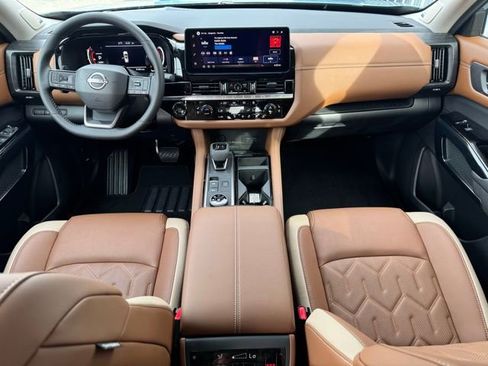 New 2026 Nissan Pathfinder Platinum image 2