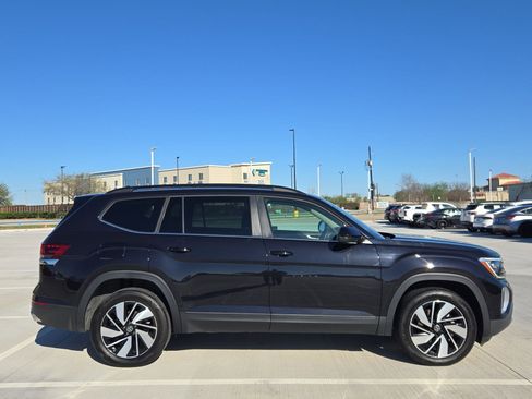 Used 2025 Volkswagen Atlas SE image 2