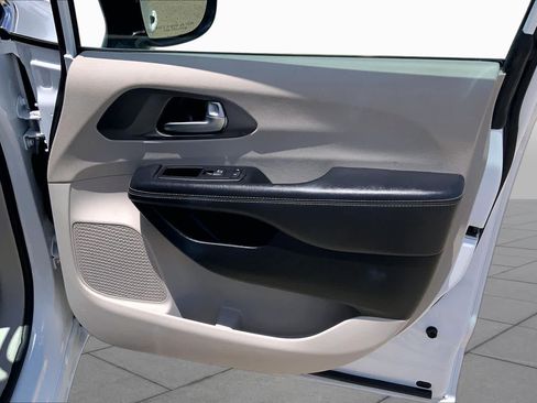 Used 2024 Chrysler Pacifica Touring-L FWD image 22