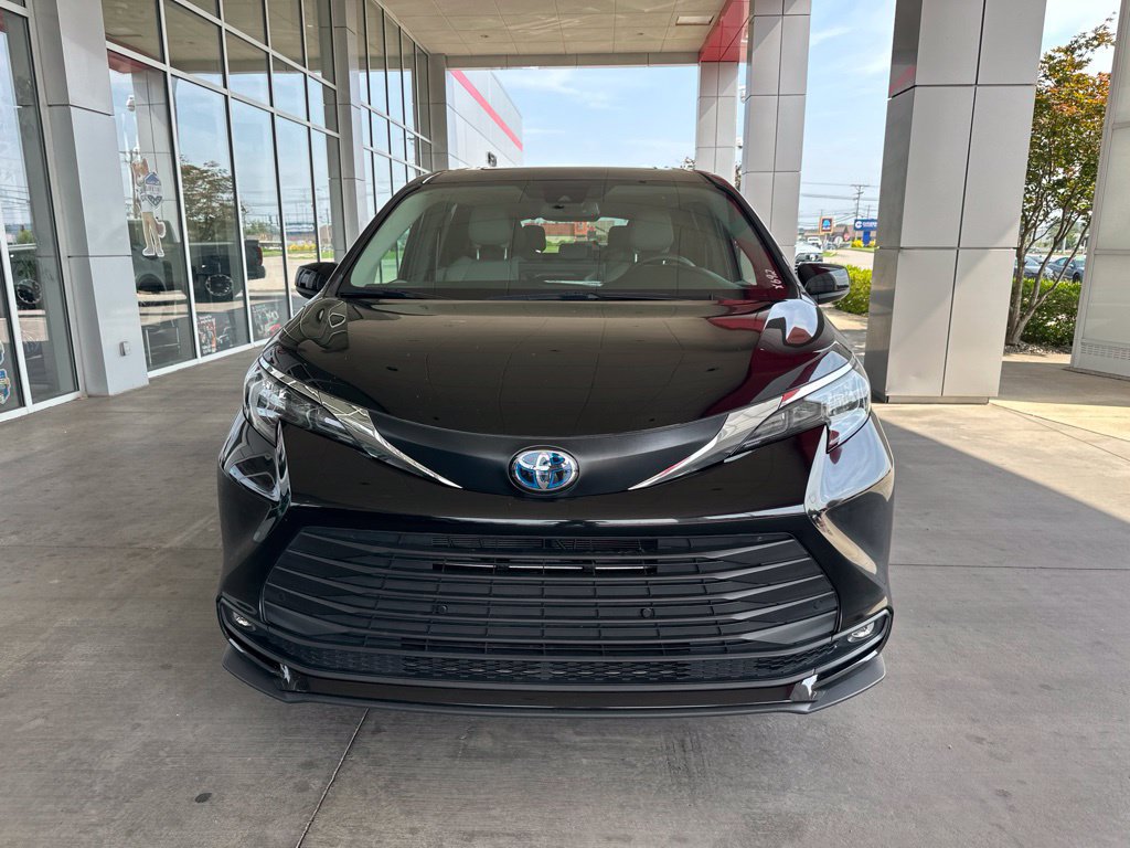 Certified 2025 Toyota Sienna XLE FWD image 2