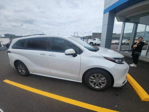 Used 2023 Toyota Sienna XLE w/ XLE Plus Package AWD/4WD image 2