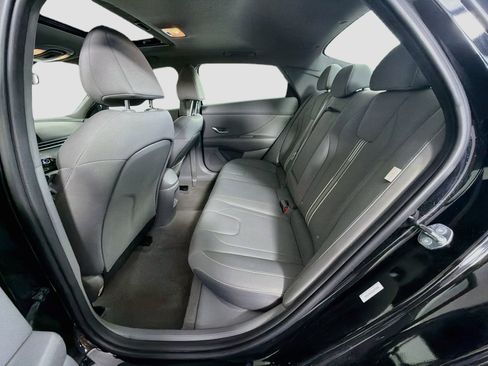 Used 2025 Hyundai Elantra SEL FWD image 30