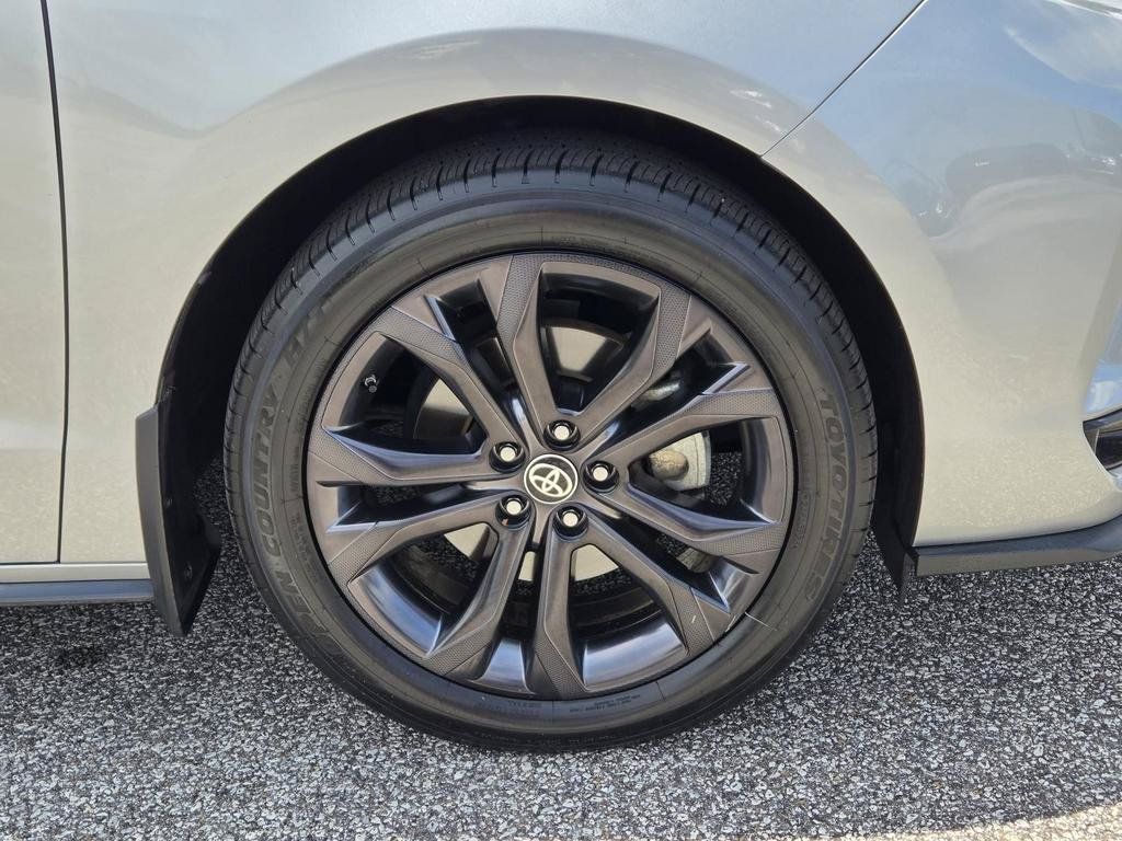 Used 2025 Toyota Sienna XSE w/ XSE Premium Package FWD image 4