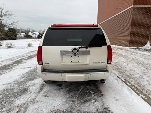 Used 2011 Cadillac Escalade Luxury image 4