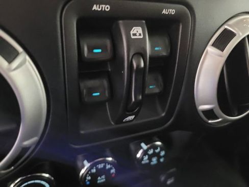 Used 2018 Jeep Wrangler Unlimited Sahara w/ Connectivity Group image 33