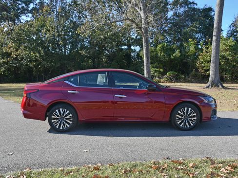 Used 2024 Nissan Altima 2.5 SV image 5