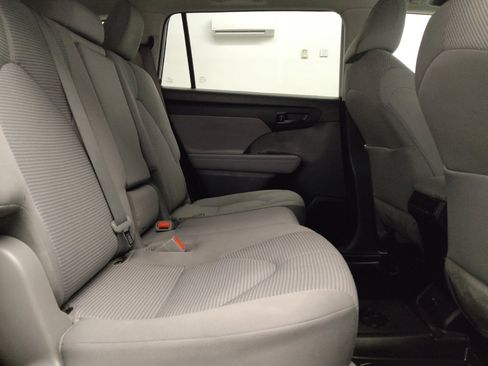 Used 2022 Toyota Highlander LE FWD image 19