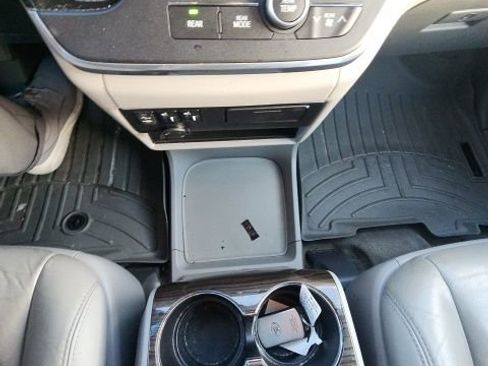 Used 2017 Toyota Sienna XLE image 12