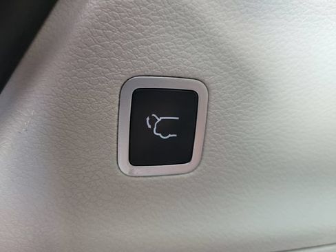 Used 2024 Chrysler Pacifica Touring-L FWD image 10