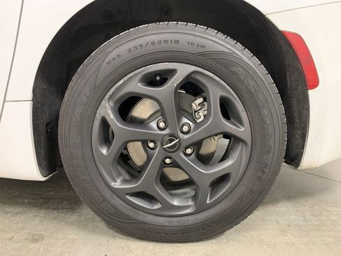 Used 2022 Chrysler Pacifica Limited w/ S Appearance Package image 25