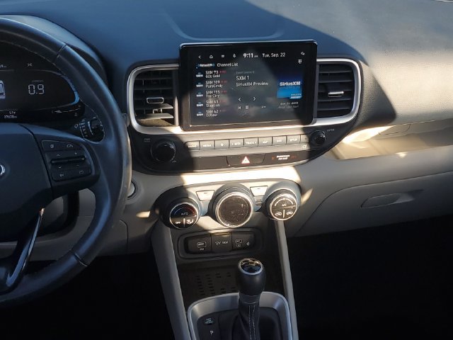 Used 2024 Hyundai Venue Limited FWD image 13
