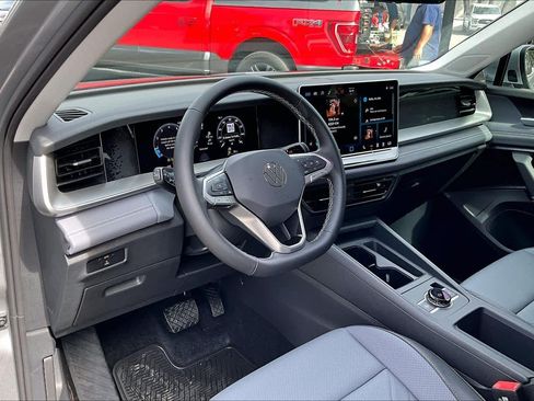 New 2026 Volkswagen Tiguan SE FWD image 8