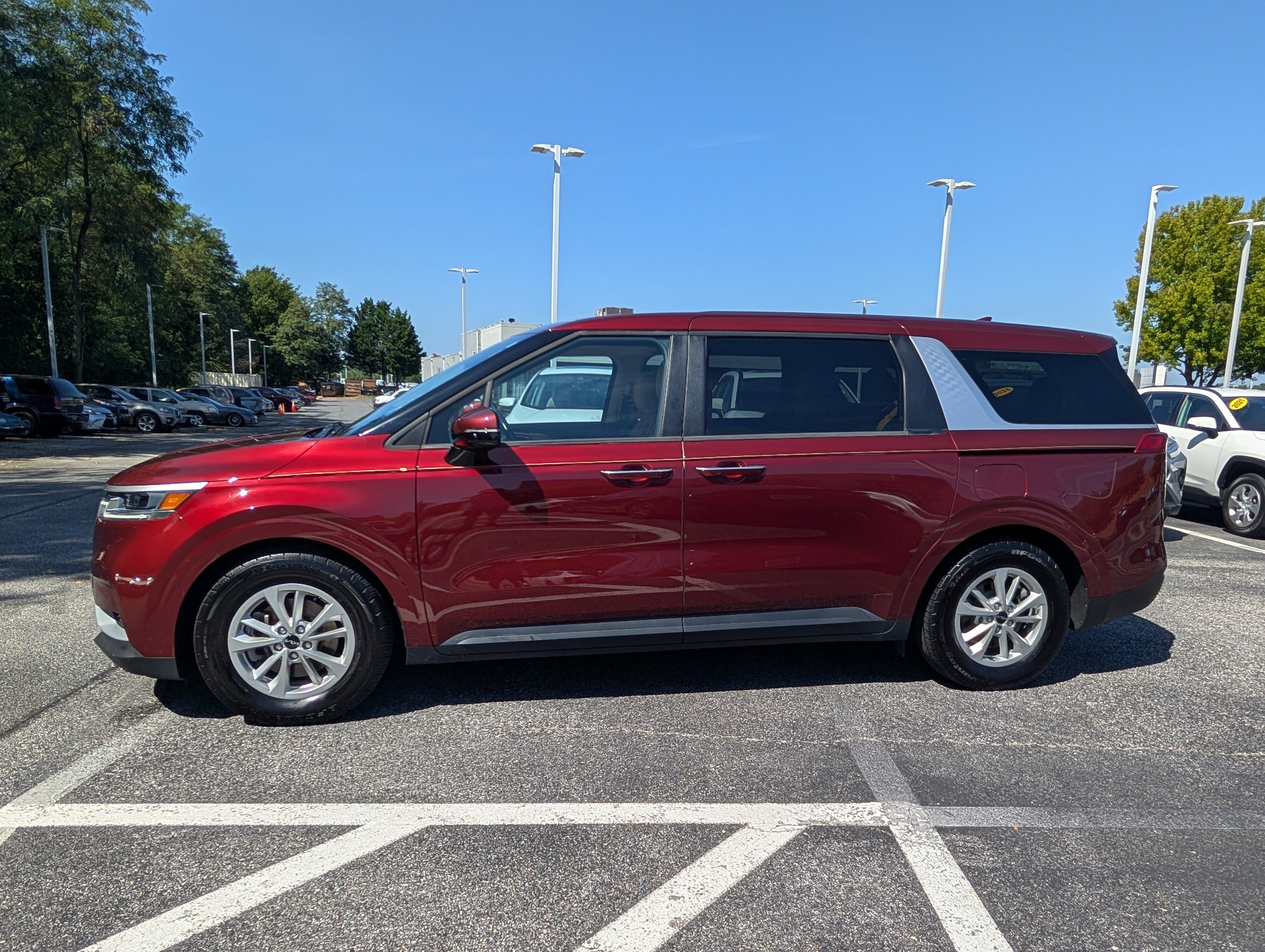 Used 2022 Kia Carnival LX FWD image 6