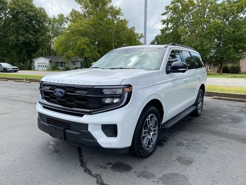 Used 2025 Ford Expedition Active AWD/4WD image 3