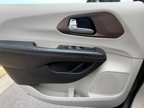 Used 2017 Chrysler Pacifica Touring-L Plus w/ Advanced Safetytec Group FWD image 34