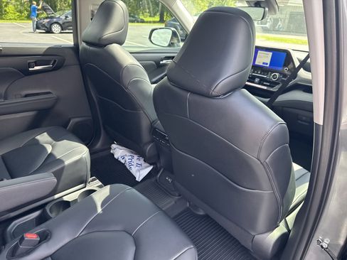New 2025 Toyota Highlander XLE image 30