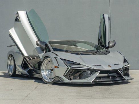 Used 2024 Lamborghini Revuelto image 2