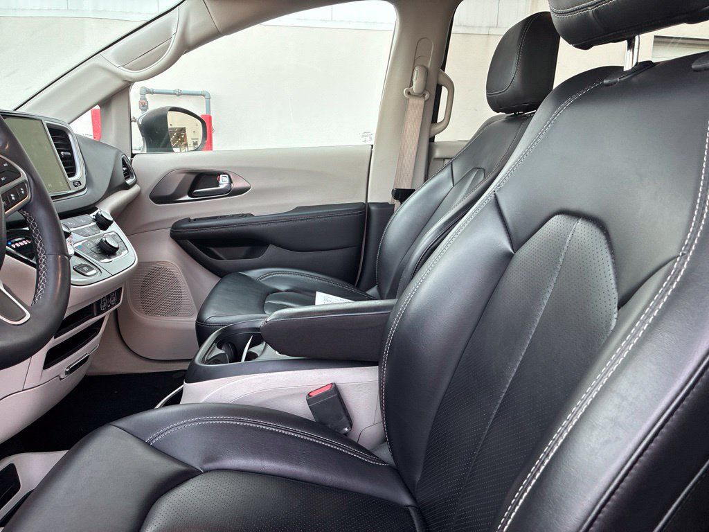 Used 2023 Chrysler Pacifica Touring-L FWD image 25
