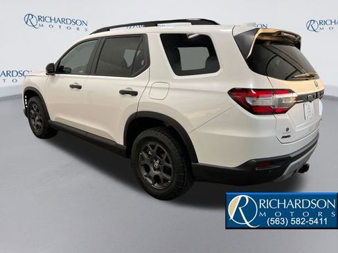 Used 2025 Honda Pilot TrailSport image 3