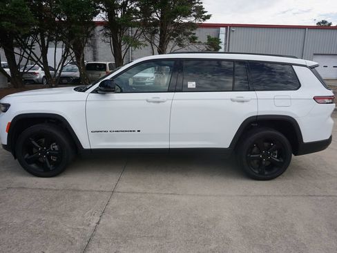 Used 2024 Jeep Grand Cherokee L Altitude AWD/4WD image 19