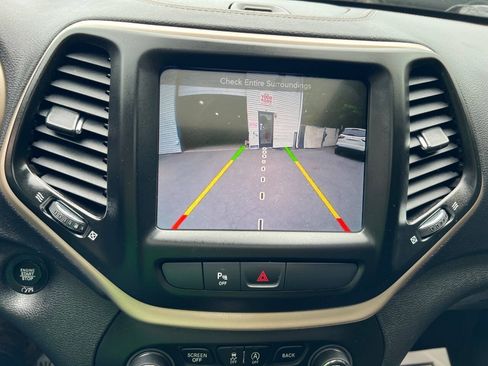 Used 2018 Jeep Cherokee Limited AWD/4WD image 36