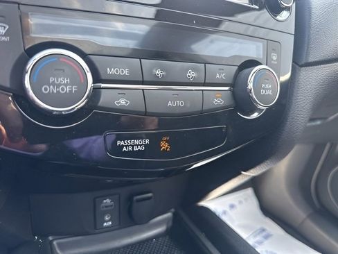 Used 2017 Nissan Rogue SV image 25