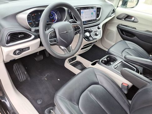 Used 2024 Chrysler Pacifica Limited FWD image 17