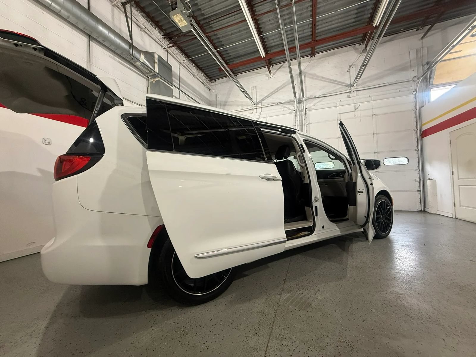 Used 2018 Chrysler Pacifica Touring-L FWD image 14