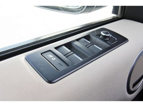 Used 2018 Land Rover Discovery HSE image 22