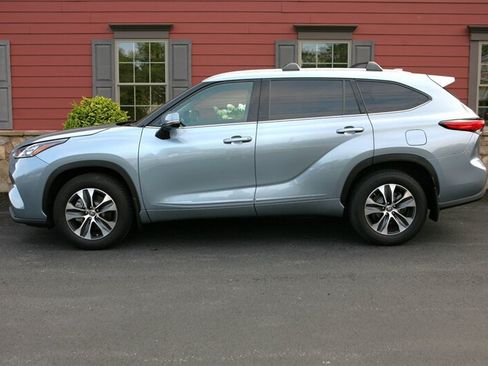 Used 2020 Toyota Highlander XLE AWD/4WD image 4