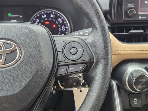 Used 2021 Toyota RAV4 LE image 10