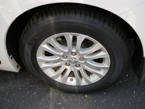 Used 2016 Toyota Sienna XLE w/ XLE Navigation Package FWD image 8
